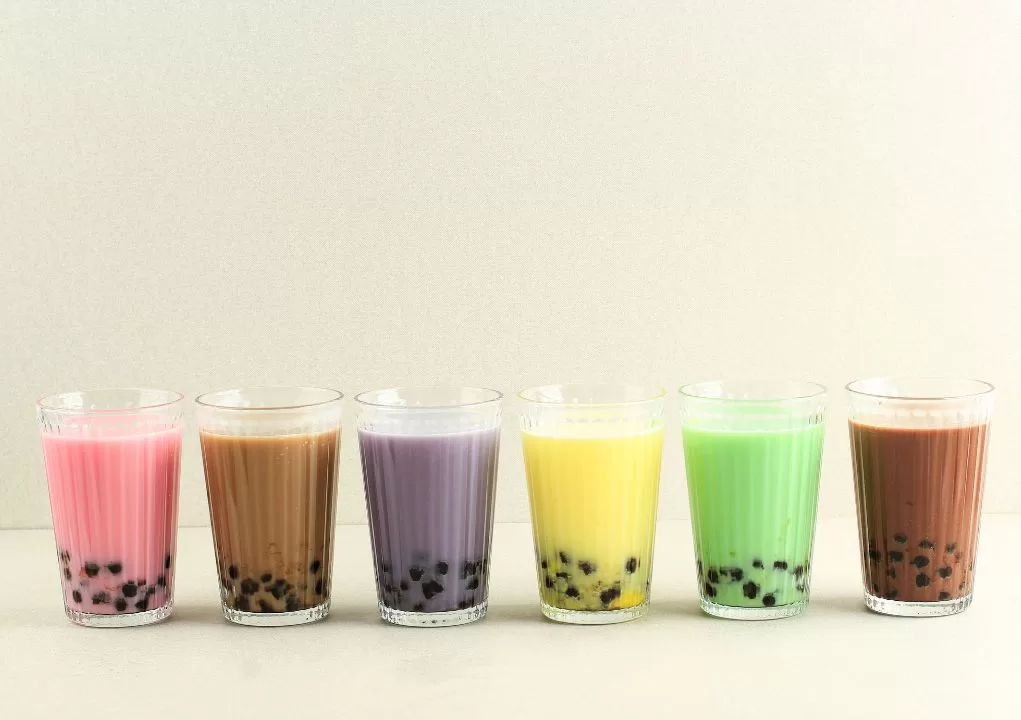 Berbagai makanan yang diberi pewarna buatan untuk meningkatkan daya tarik visual