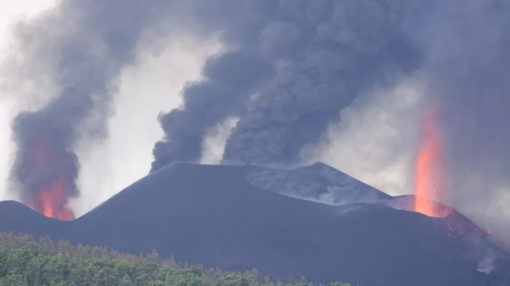 Gas erupsi gunung sumber pencemaran alami