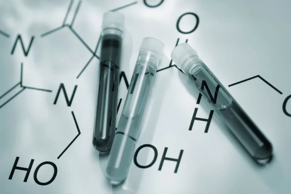 Hydrazine memiliki rumus kimia N2H4. Strukturnya terdiri dari dua atom nitrogen