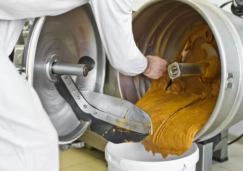 Kegiatan industri makanan yang menggunakan bahan kimia