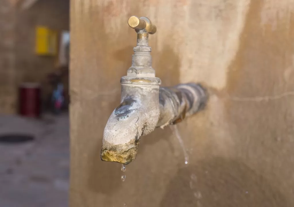 Kran rusak akibat air kapur