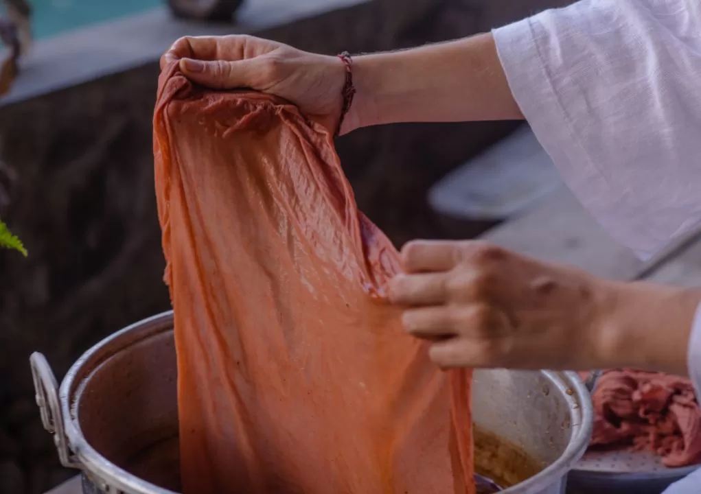 Proses produksi bahan pewarna buatan dalam skala industri