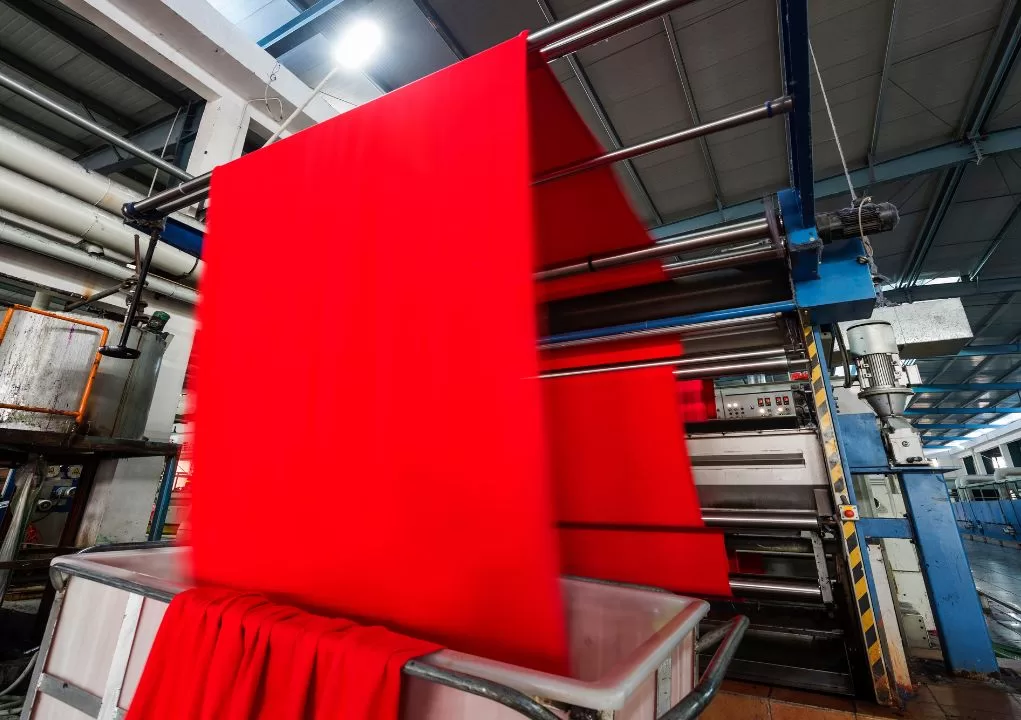 Proses produksi pewarna tekstil buatan di pabrik modern