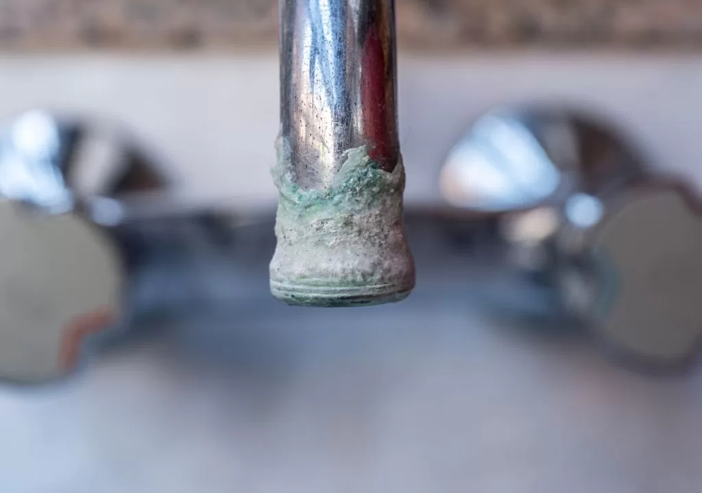 kapur yang menempel pada kran air