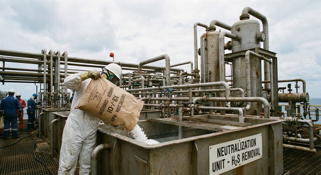 penggunaan Caustic Soda dalam Industri Minyak dan Gas