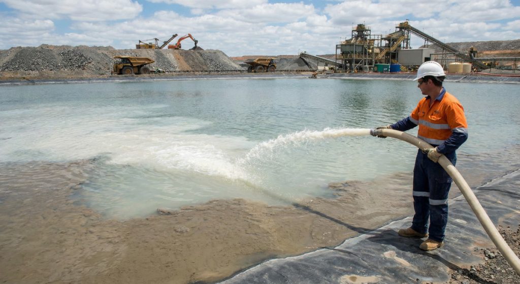 Proses aplikasi Flocculant PT ICSA pada kolam pengendapan tailing untuk pemisahan air jernih dan lumpur