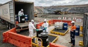 Proses bongkar muat bahan kimia industri dengan standar safety tinggi untuk area pertambangan