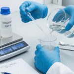 Proses teknis pencampuran resin bening dan katalis cair dengan perbandingan dosis yang presisi