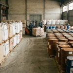 Stok bahan kimia Caustic Soda Flake dan Cair di gudang industri