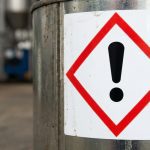 Piktogram tanda seru (exclamation mark) dalam bingkai belah ketupat merah standar GHS