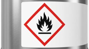 Simbol piktogram api (flammable) standar GHS dalam bingkai belah ketupat merah