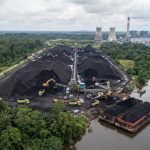 Tumpukan stok batu bara (stockpile) untuk kebutuhan energi industri skala besar