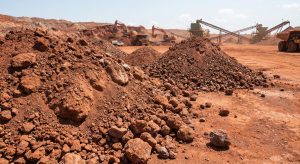 Bijih bauksit mentah hasil penambangan yang siap diproses menjadi alumina