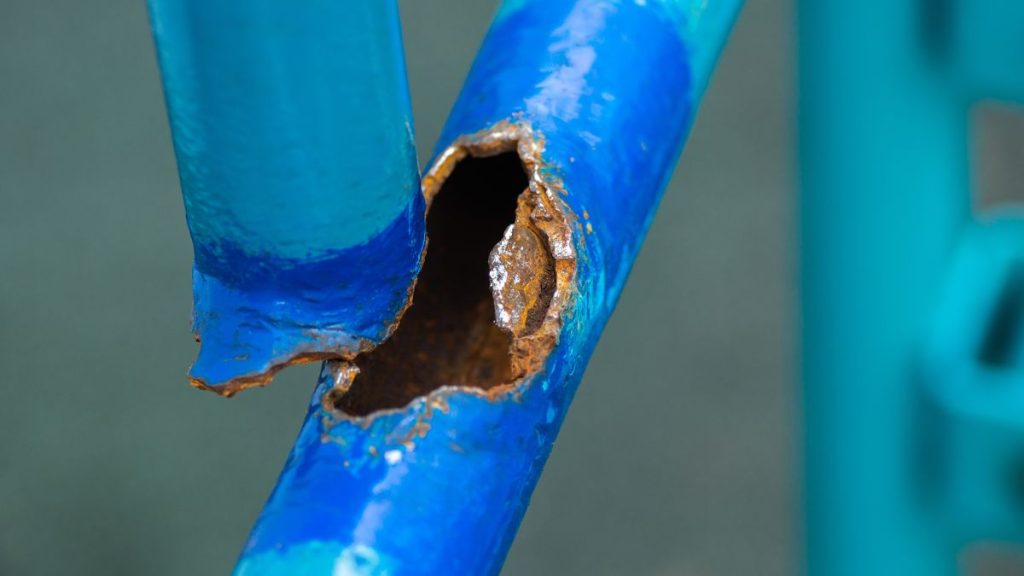 Menjaga Kebersihan Pipa Air